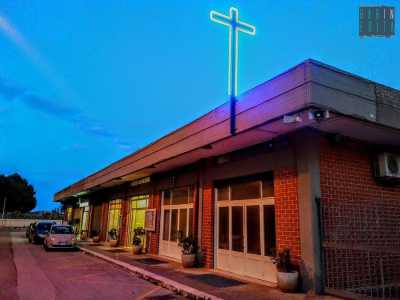 Nessun campanile, nessuna scalinata, niente sculture o decorazioni, solo una grande croce illuminata a neon che campeggia sul tetto. Quella di cui stiamo parlando � una chiesa �adattata�, nata nel 1995 l� dove sarebbe dovuto sorgere un supermercato 
